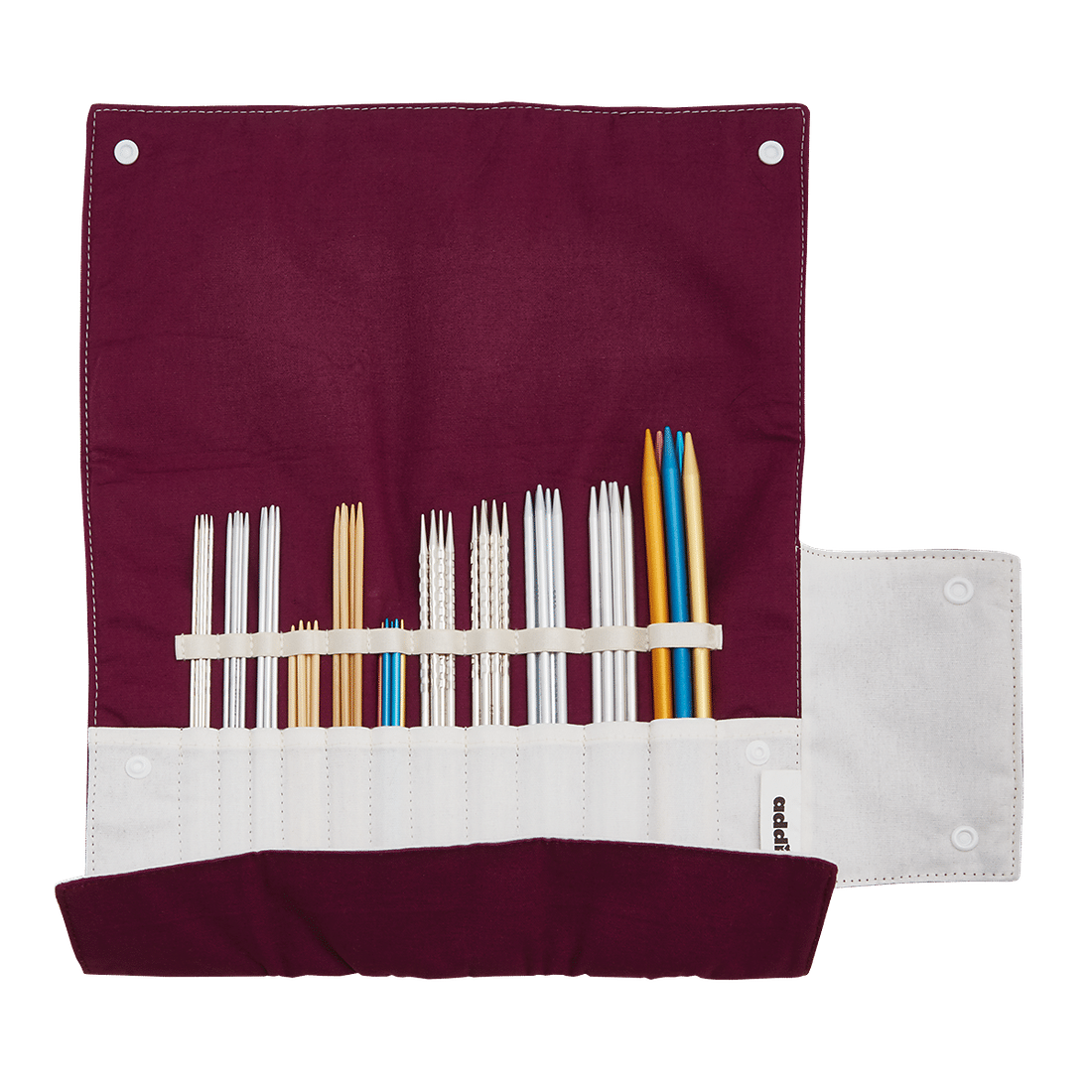 Bordeauxfarbenes addiFolder Sock Roll-Etui mit Beispiel-Nadelspielen