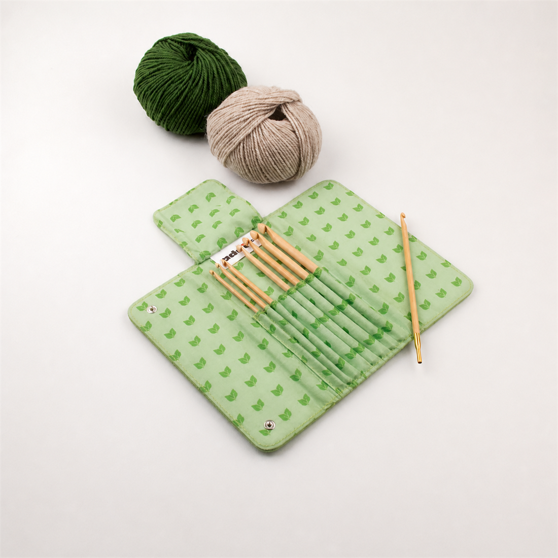 addiClick HOOK BAMBOO Häkelnadel-Etui mit acht Bambushäkelnadeln von 3,5 bis 8 mm