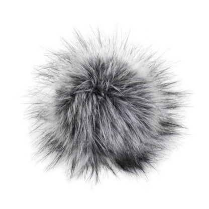 Pro Lana Pompon in Felloptik mit Druckknopf