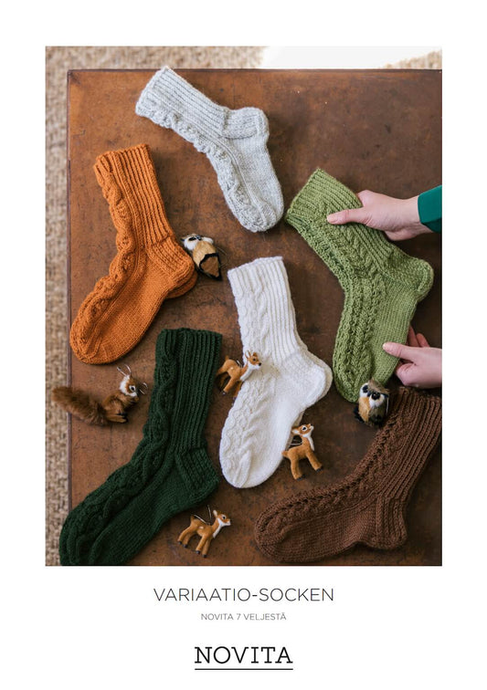 Novita VARIAATIO – Strickanleitung für Socken mit verschiedenen Zopfmustern