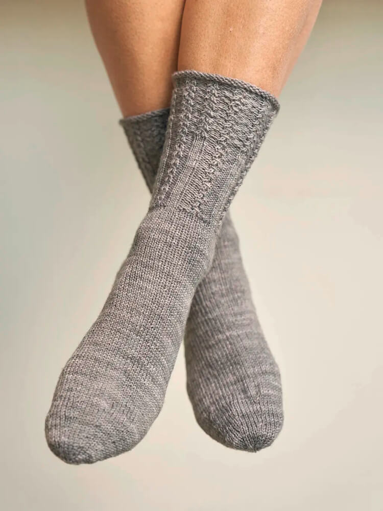 Socken mit falschen Mini-Zöpfen