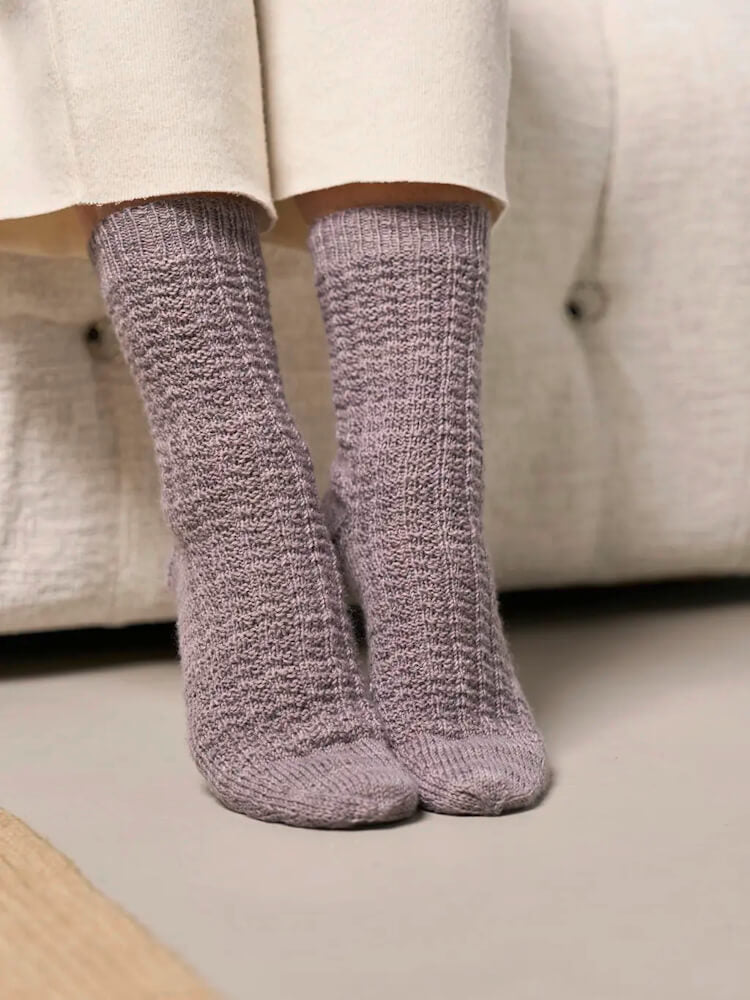 Socken mit falschen Mini-Zöpfen