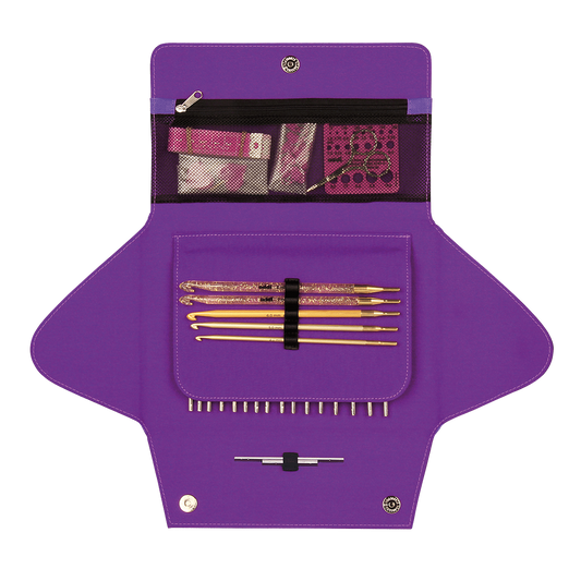 Geöffnetes violettes addiClick by Woolly Hugs Etui mit Strick- und Häkelnadeln sowie Zubehör