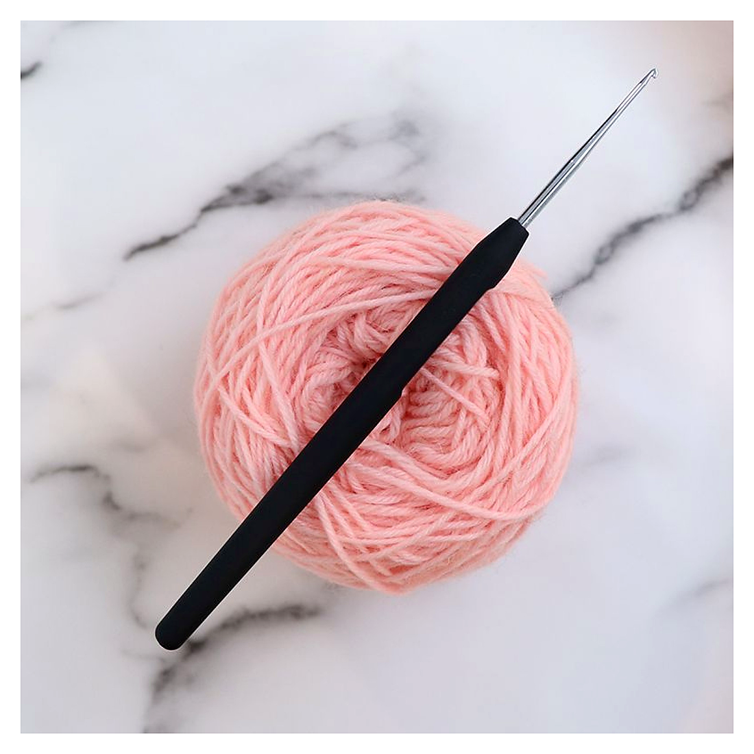 KnitPro Häkelnadel mit schwarzem Softgriff und Garn