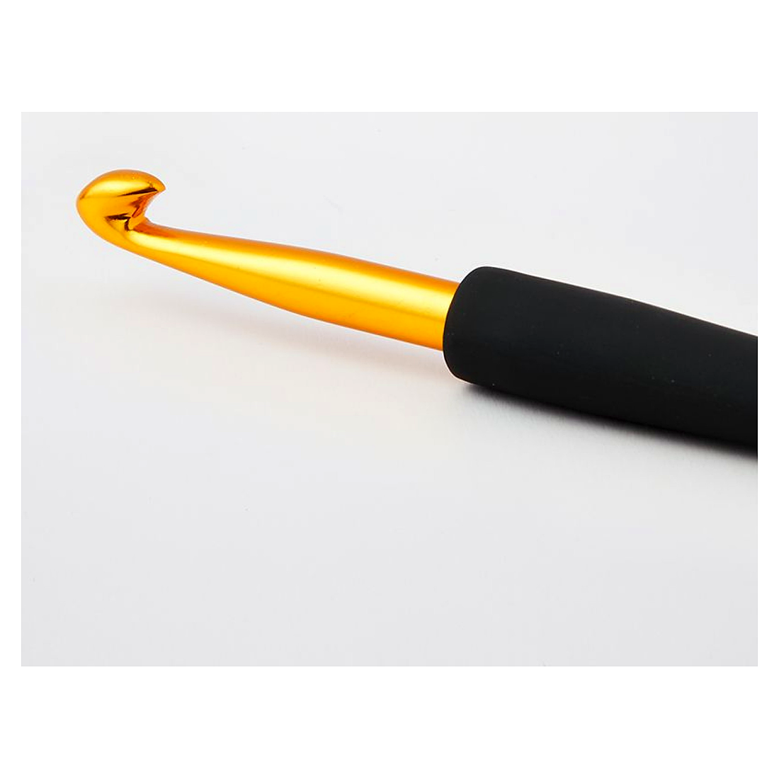 Goldfarbene KnitPro Aluminium-Häkelnadel mit Softgriff