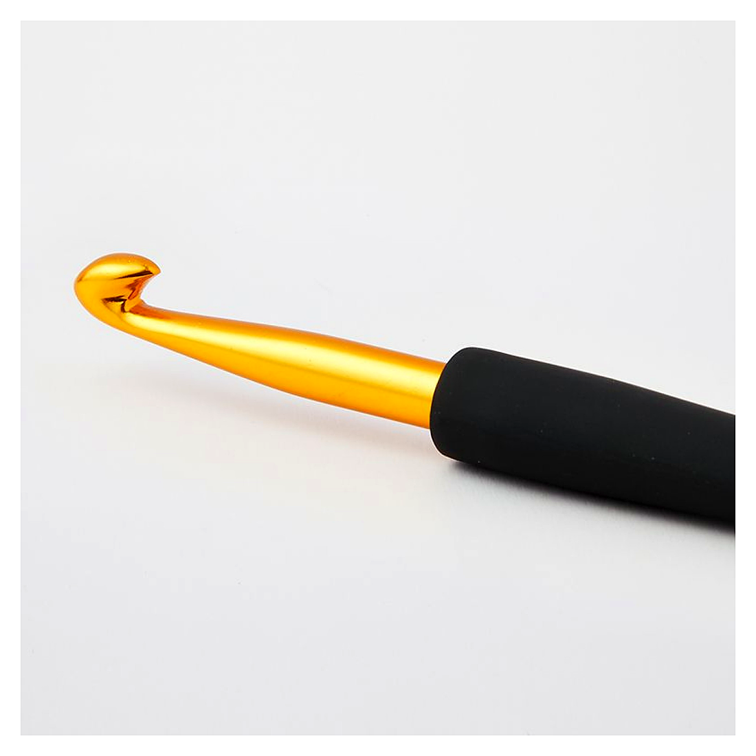 Goldfarbene KnitPro Aluminium-Häkelnadel mit Softgriff